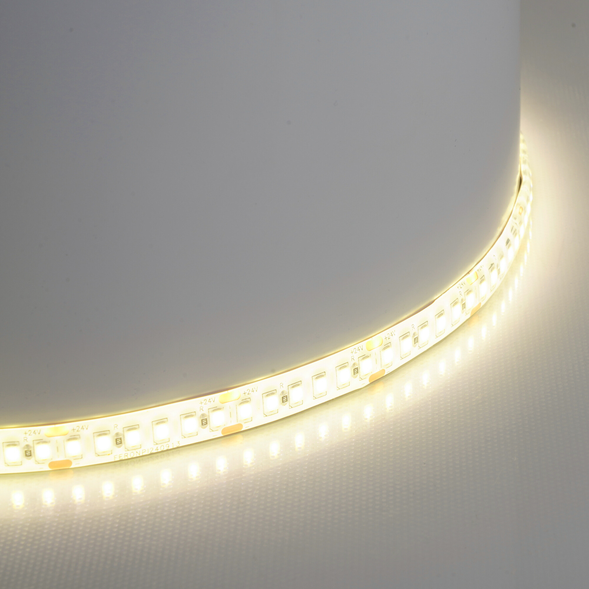 Лента светодиодная 180SMD(2835)/м 16Вт/м 24V 5000*10*2.3мм 3000К IP65, LS512 FERON